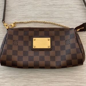 LOUIS VUITTON
Damier Ebene Eva Clutch